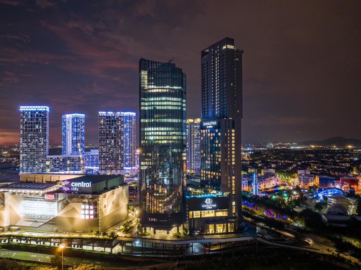 Отель Doubletree By Hilton Shah Alam I-City Экстерьер фото The complex at night