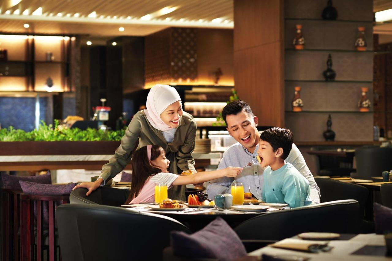 Отель Doubletree By Hilton Shah Alam I-City Экстерьер фото Family dining at the hotel