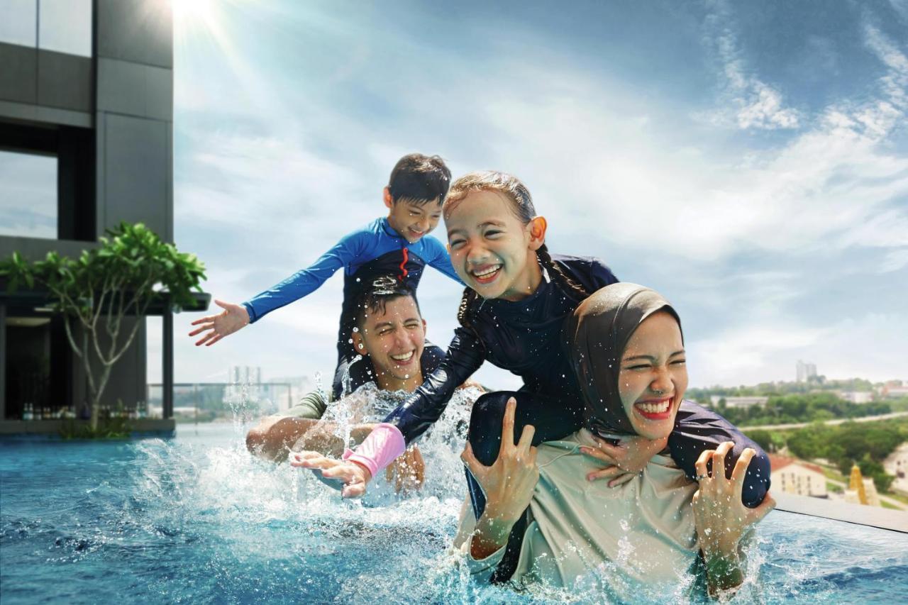 Отель Doubletree By Hilton Shah Alam I-City Экстерьер фото Family at the pool