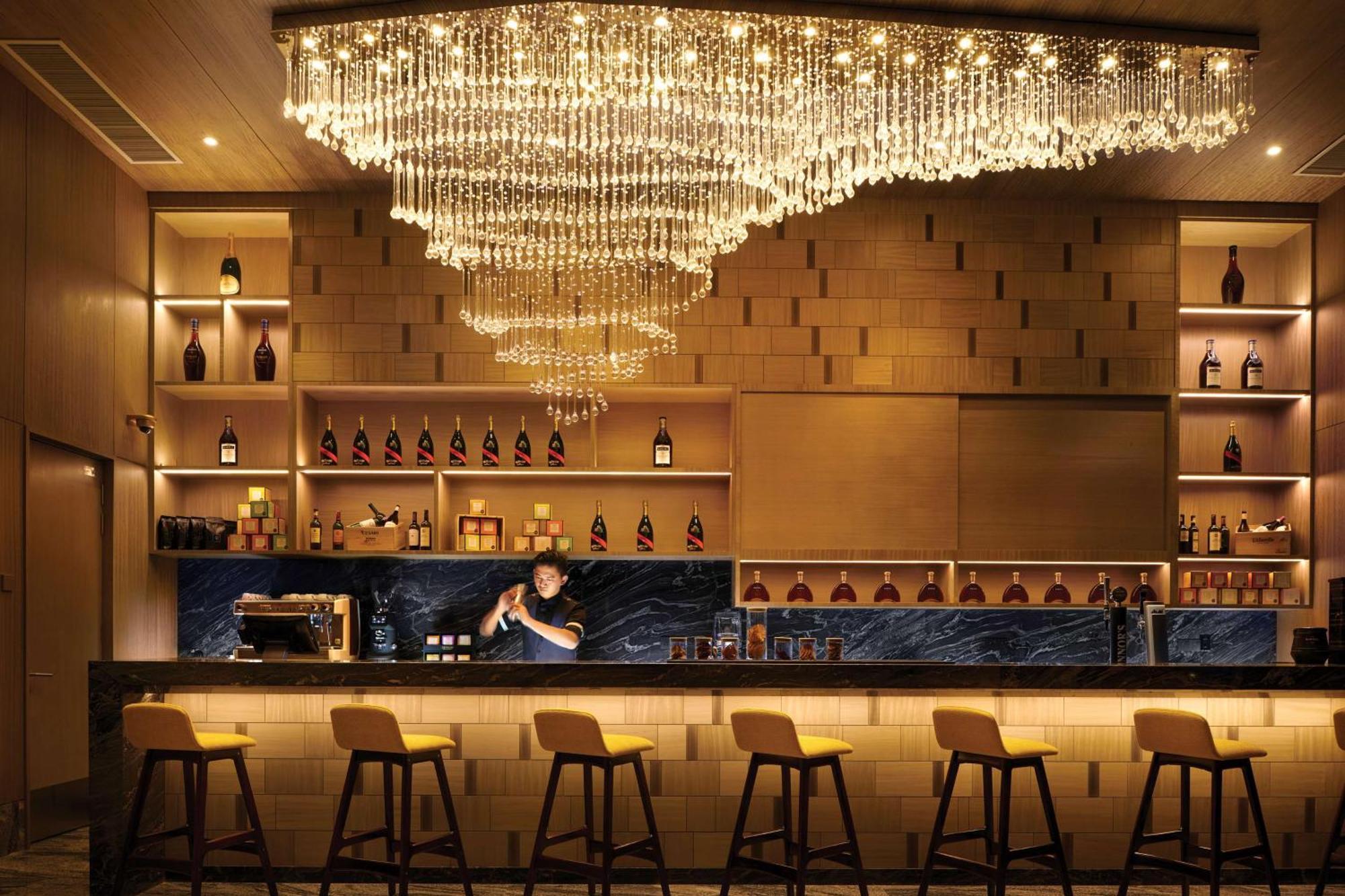 Doubletree By Hilton Shah Alam I-City Экстерьер фото The bar at the lobby