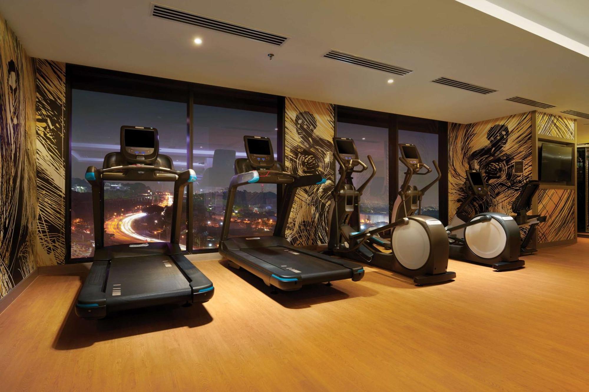 Отель Doubletree By Hilton Shah Alam I-City Экстерьер фото The gym at the hotel