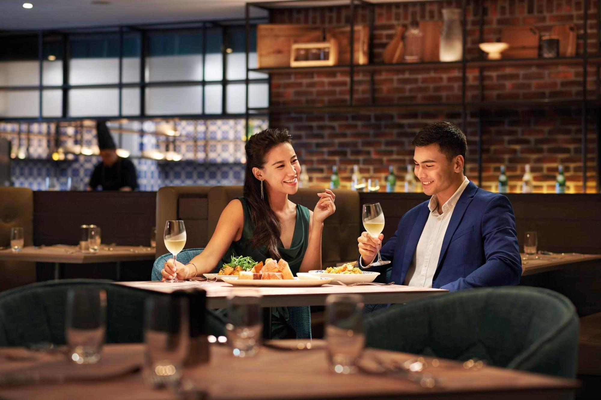 Doubletree By Hilton Shah Alam I-City Экстерьер фото A couple dining at a restaurant